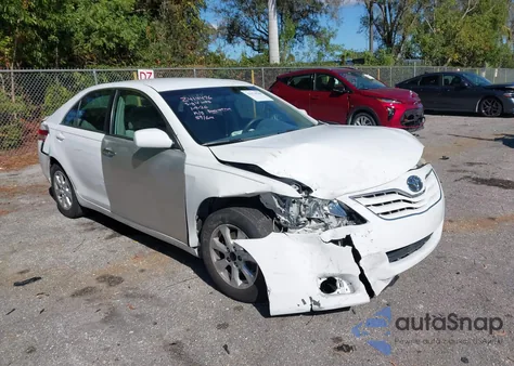 2010 Toyota Camry Le z USA, uszkodzony, nr VIN 4T1BF3EK1AU575989